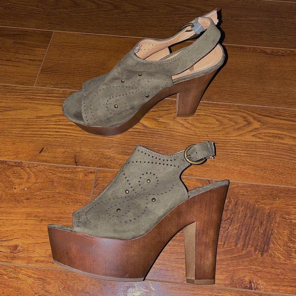 🌿report. olive green platform sandals with a wooden base.🌿